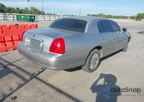 2009 Lincoln Town Car Signature Limited from USA, damaged, VIN 2LNHM82V59X622733